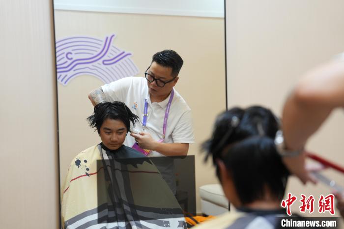 宁波亚运分村理发师为各国运动员剪出风采