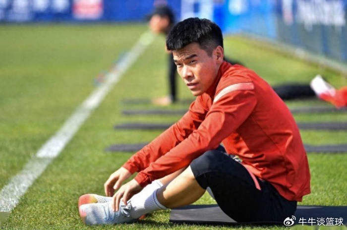 津门虎主帅于根伟回应引援困境 球迷喊下课引争