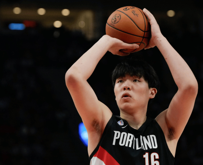 杨瀚森首战表现低迷开拓者大胜奇才