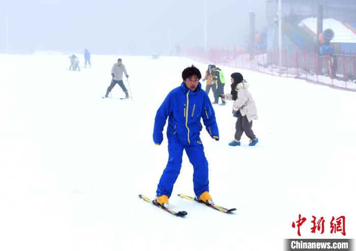 贵州六盘水两大滑雪场试运营迎客 开启南国冰雪