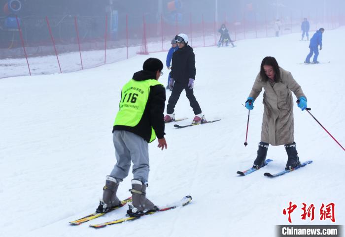 贵州六盘水两大滑雪场试运营迎客 开启南国冰雪