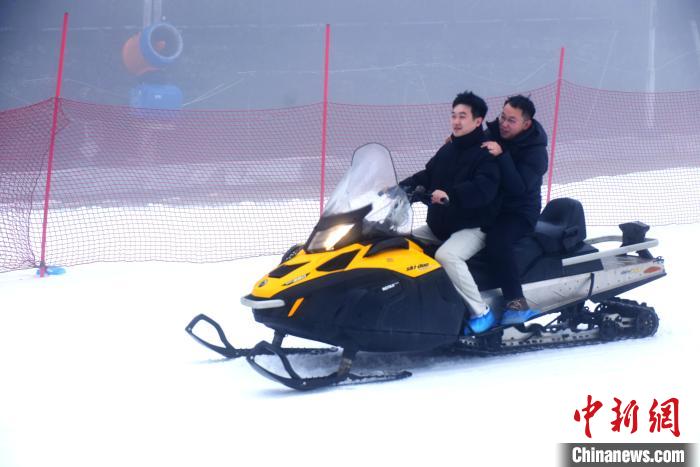 贵州六盘水两大滑雪场试运营迎客 开启南国冰雪